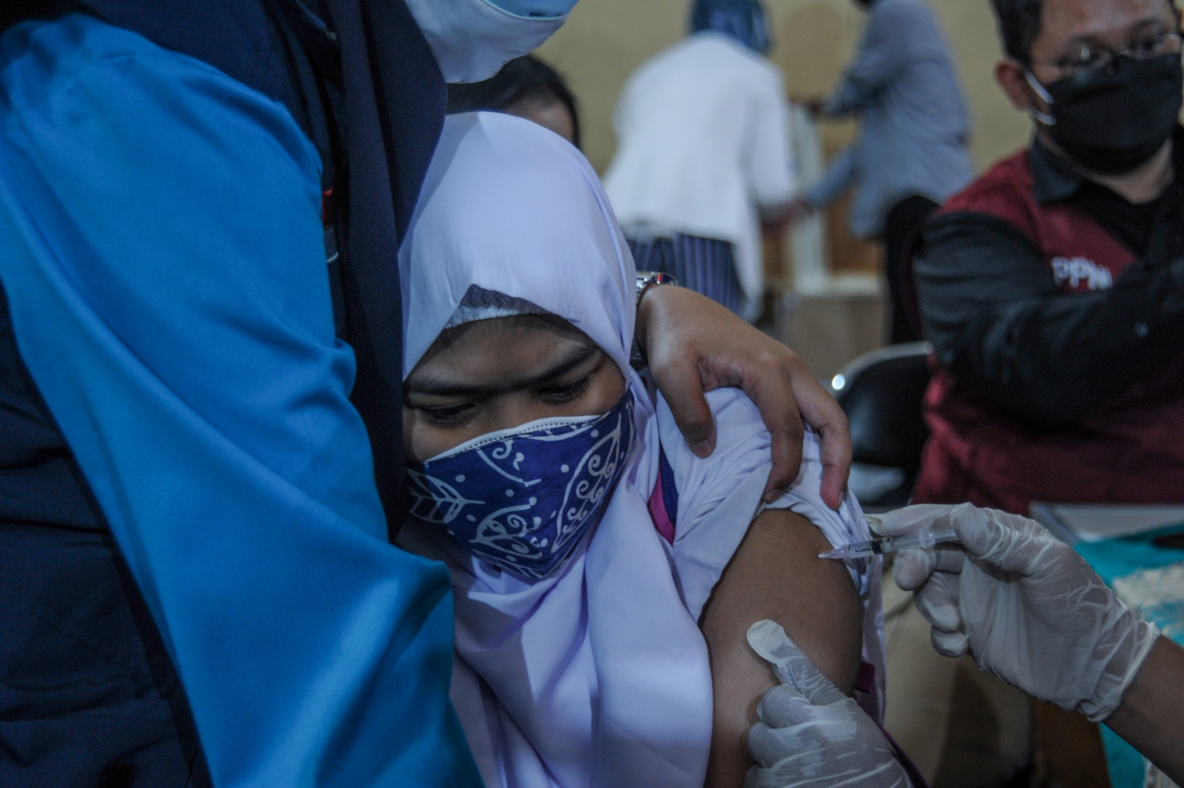 Tiêm phòng Covid-19 ở Indonesia - Ảnh: Reuters.