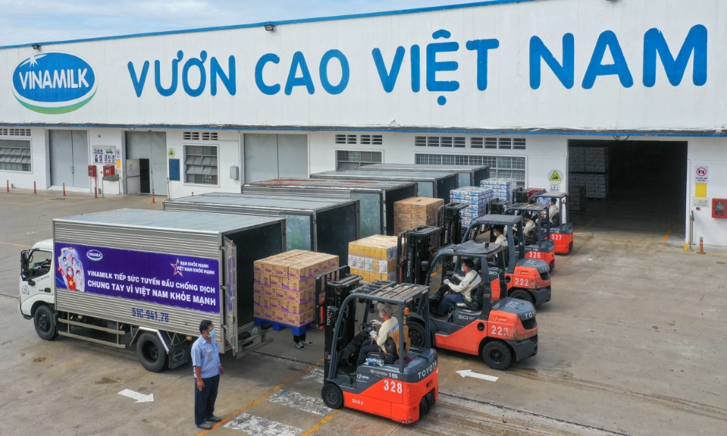 Các chuyến xe với thông điệp “Tuyến đầu khỏe mạnh, vì Việt Nam khỏe mạnh” đã đồng loạt khởi hành mang món quà của nhân viên Vinamilk gửi đến tuyến đầu.