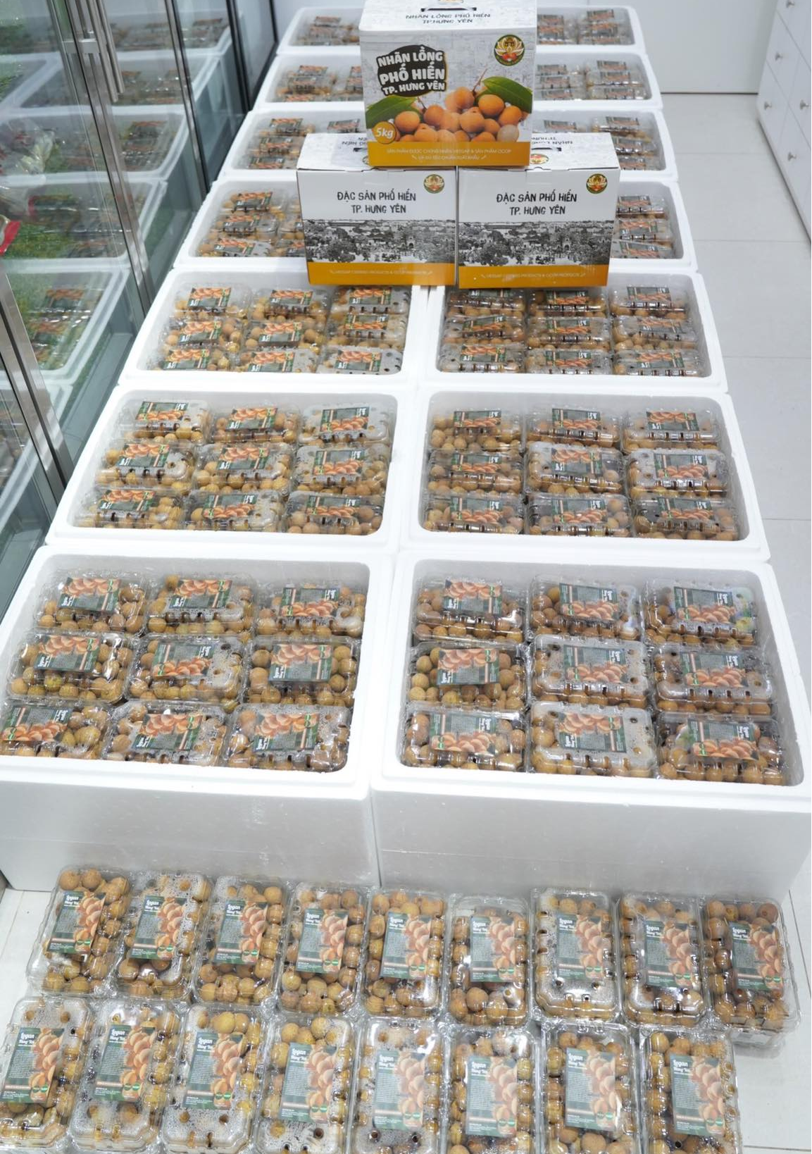 Tr&ecirc;n mỗi hộp đều c&oacute; m&atilde; QR để kh&aacute;ch h&agrave;ng t&igrave;m hiểu th&ecirc;m về c&acirc;u chuyện, th&ocirc;ng tin xuất xứ, c&aacute;ch trồng nh&atilde;n lồng Hưng Y&ecirc;n.