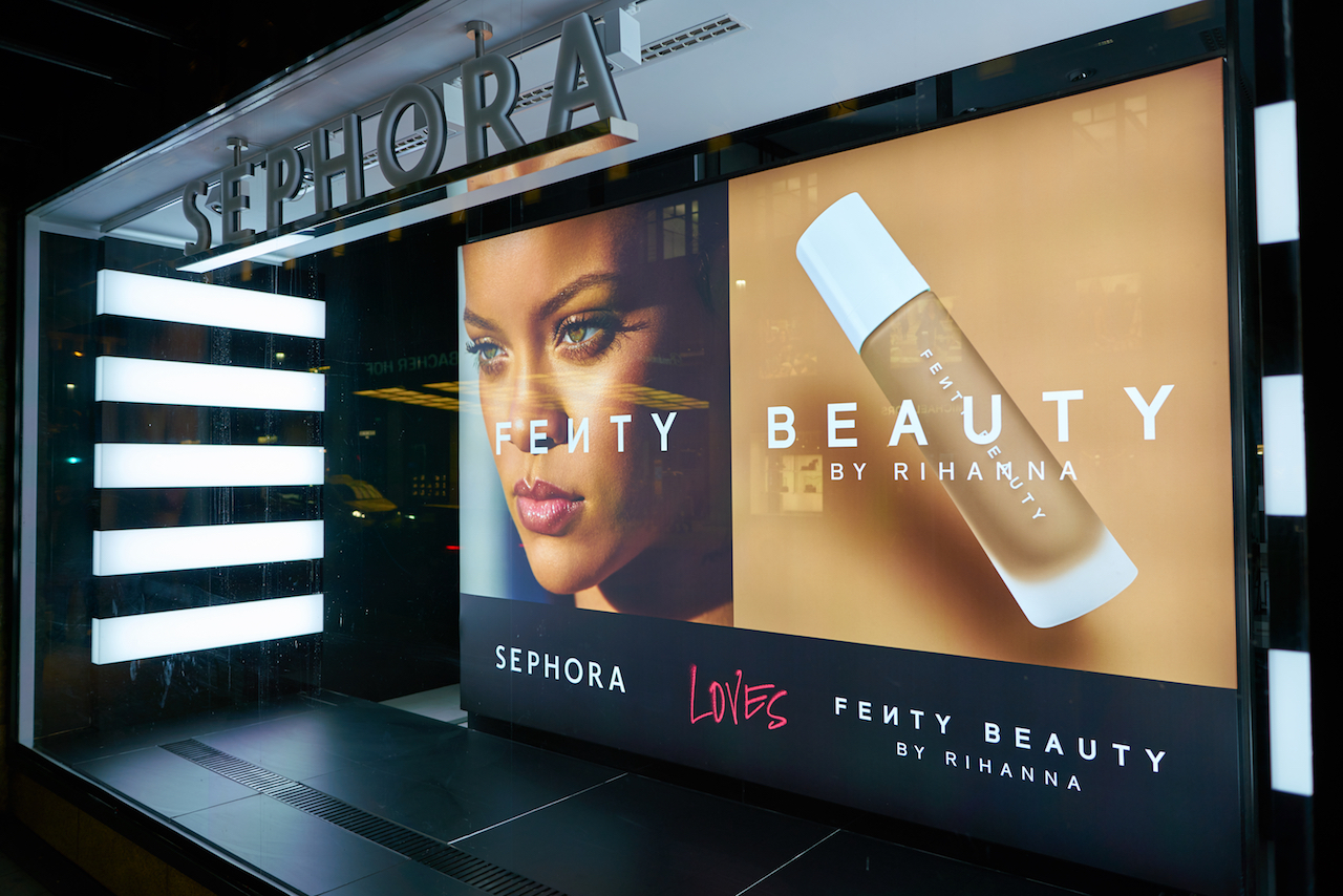 Khi được b&aacute;n online v&agrave; c&aacute;c cửa h&agrave;ng Sephora, cũng thuộc sở hữu của LVMH, mỹ phẩm Fenty đ&atilde; th&agrave;nh c&ocirc;ng ngay lập tức.