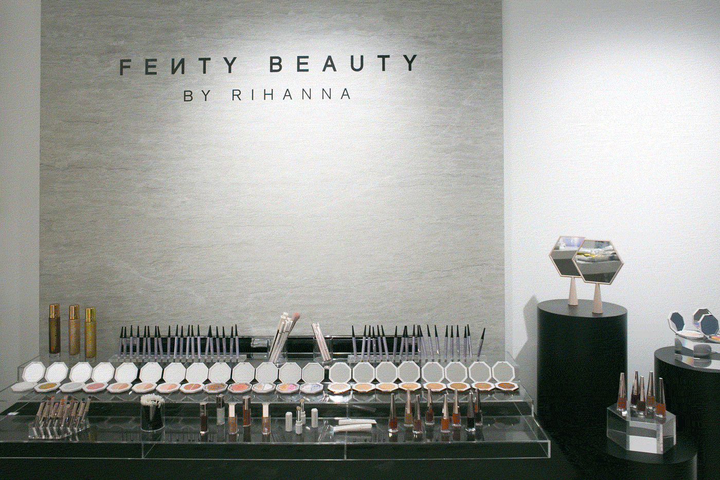 B&ecirc;n trong một showroom mỹ phẩm&nbsp;Fenty Beauty của&nbsp;Rihanna.
