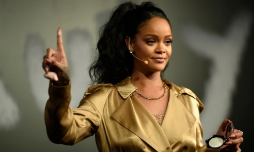 Ca sỹ Rihanna trở thành tỷ phú đô la nhờ mỹ phẩm và thời trang