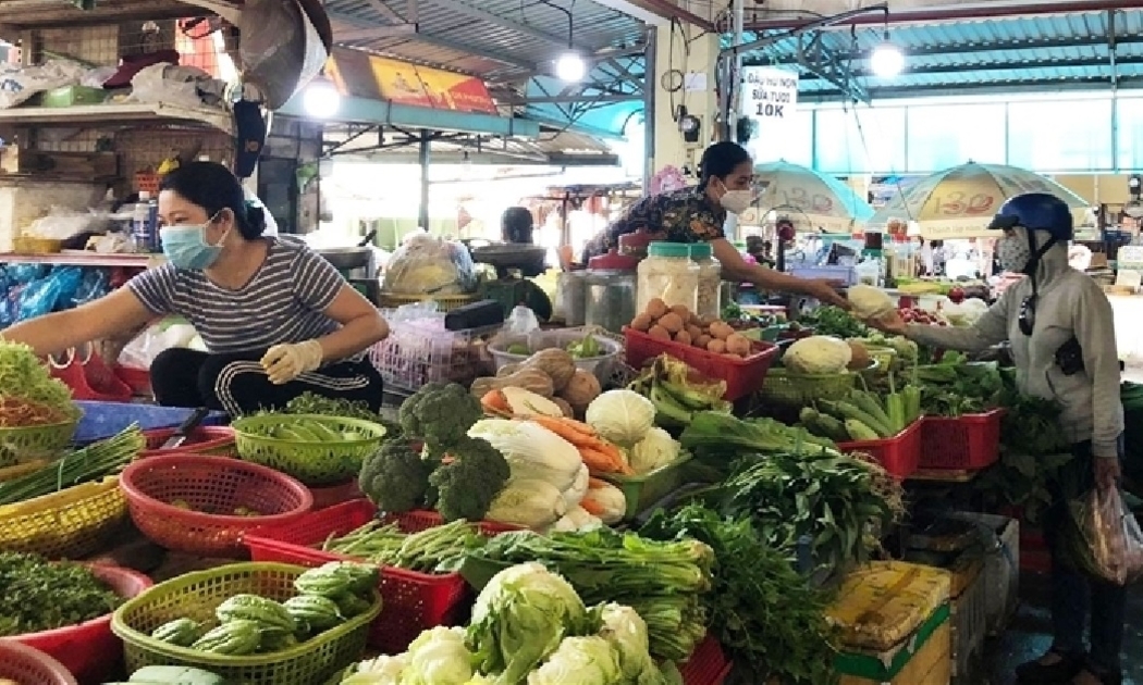 Thường xuyên xét nghiệm người làm việc tại chợ để bảo đảm an toàn.