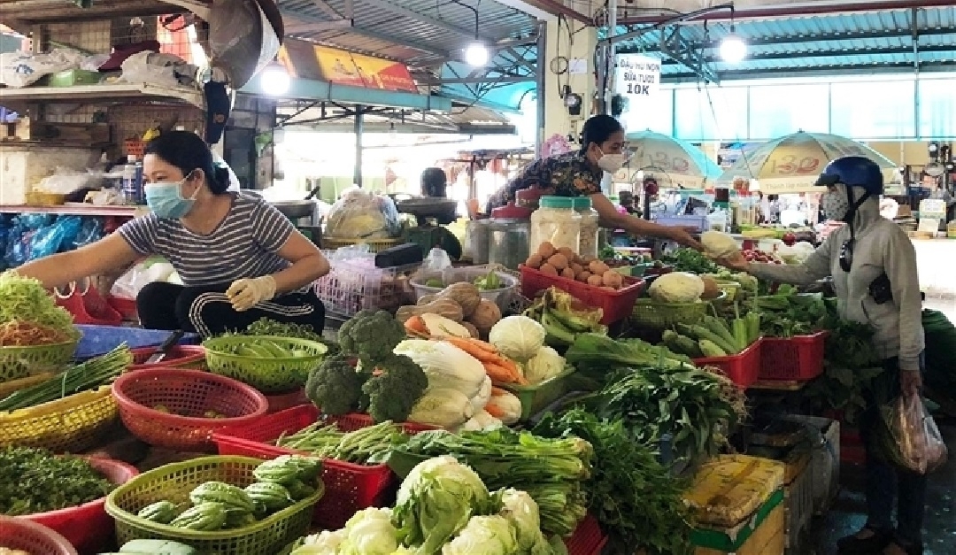 Thường xuyên xét nghiệm người làm việc tại chợ để bảo đảm an toàn.