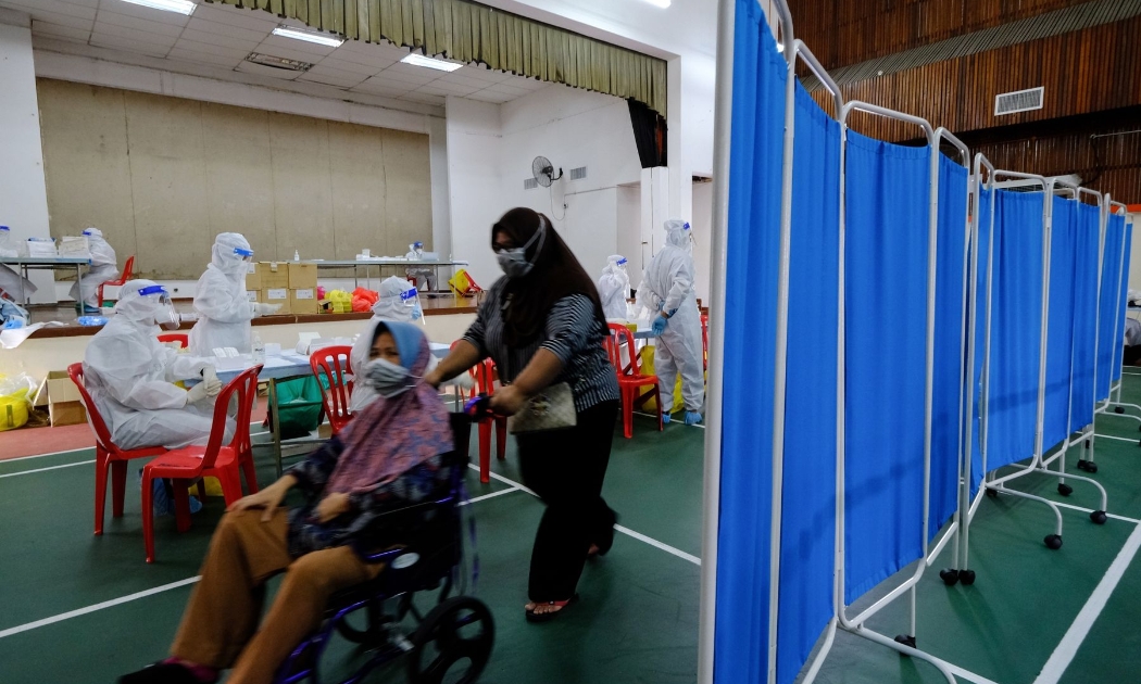 Một trung tâm xét nghiệm Covid-19 ở Seganglor, Malaysia - Ảnh: Bloomberg.
