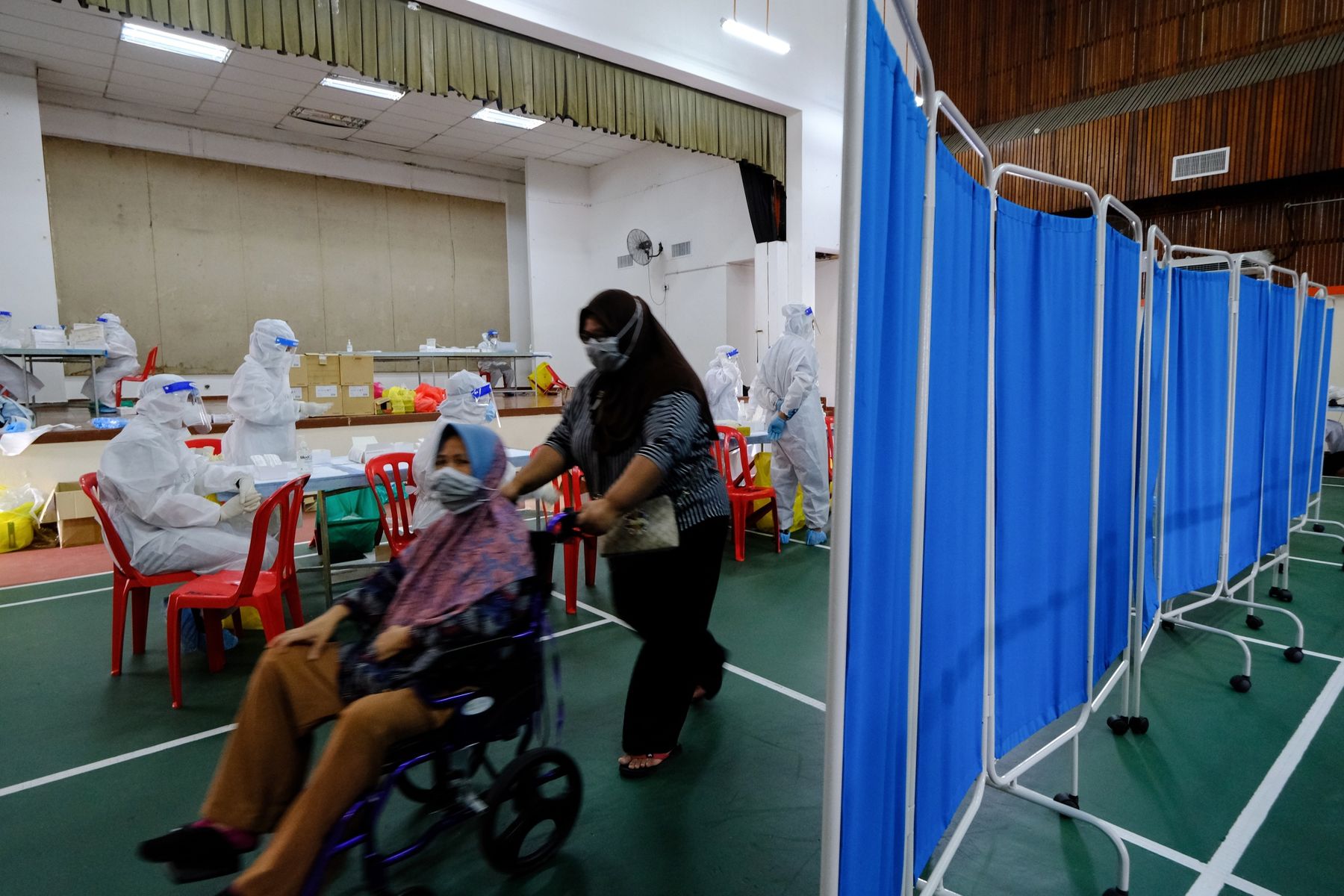 Một trung tâm xét nghiệm Covid-19 ở Seganglor, Malaysia - Ảnh: Bloomberg.