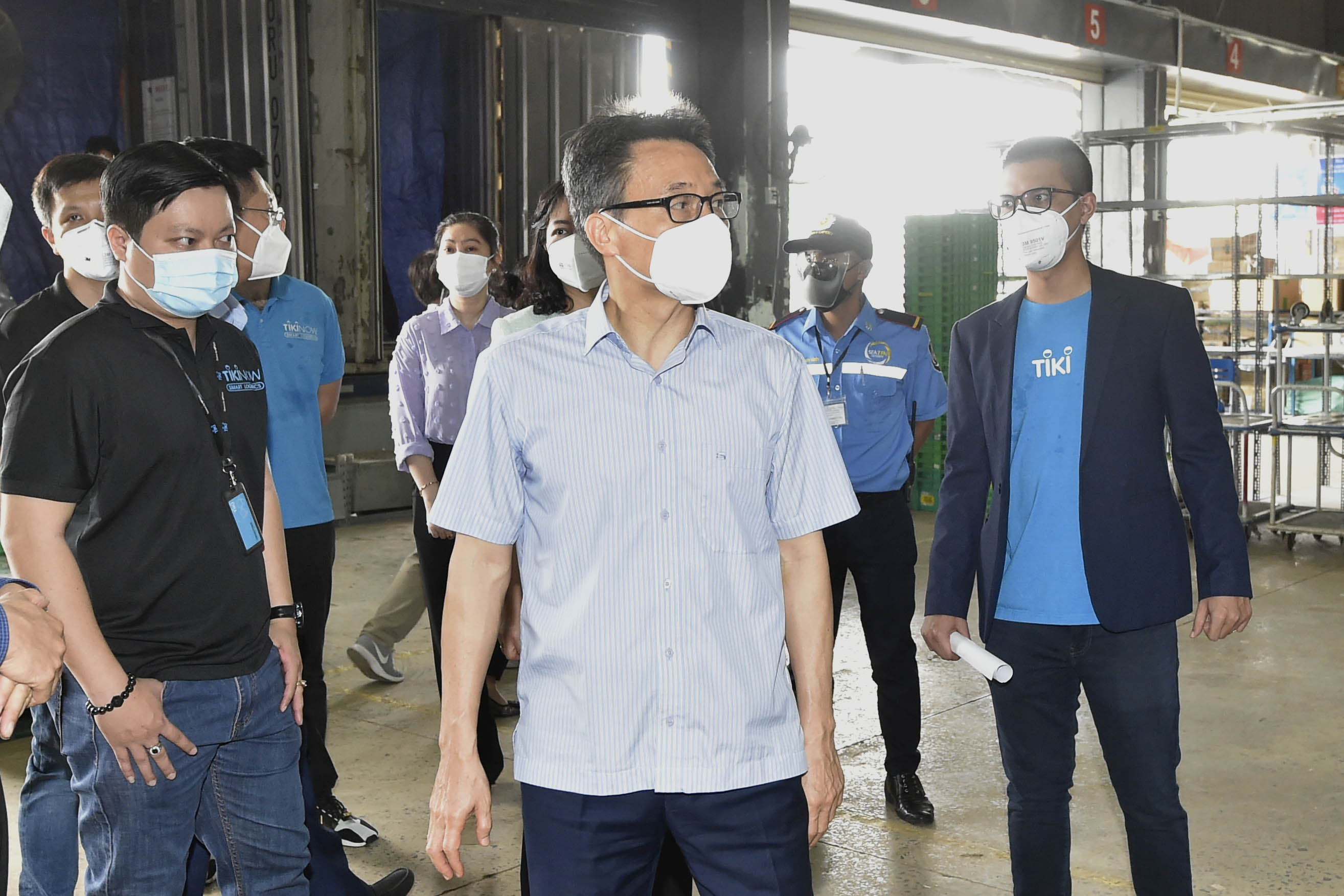 Phó Thủ tướng Vũ Đức Đam kiểm tra kho hàng của Công ty TNHH Tikinow Smart Logistics. Ảnh - VGP.