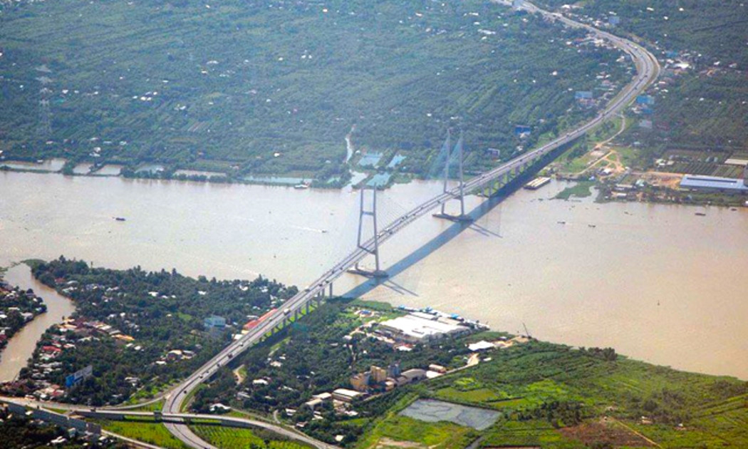 Cầu Mỹ Thuận, tỉnh Vĩnh Long là cầu dây văng đầu tiên ở Việt Nam, nối 2 bờ sông Tiền ở hai tỉnh Vĩnh Long -Tiền Giang.