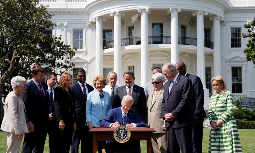 Tổng thống Joe Biden ký sắc lệnh với mục tiêu đưa xe điện chiếm 50% ôtô mới tại Mỹ vào năm 2030 ngày 5/8 - Ảnh: Getty Images