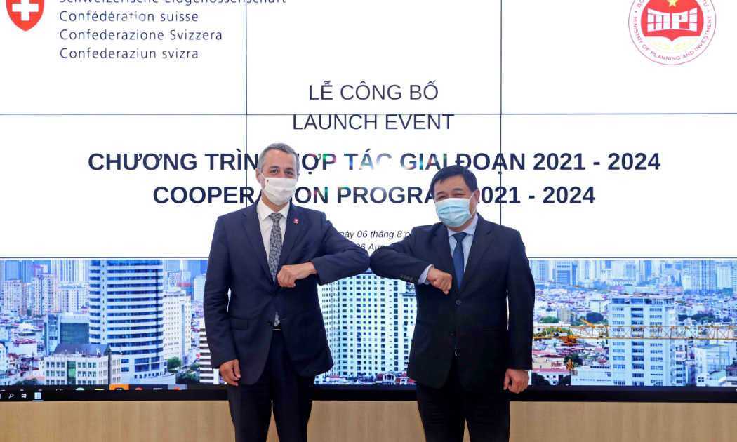 Phó Tổng thống, Bộ trưởng Ngoại giao Thụy Sỹ Ignazio Cassis và Bộ trưởng Nguyễn Chí Dũng tại Lễ công bố Chương trình hợp tác của Việt Nam và Thụy Sỹ giai đoạn 2021-2024.