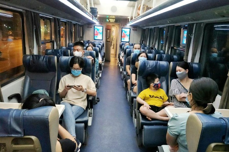 Tổng công ty Đường sắt đề xuất không giãn cách chỗ trên tàu, áp dụng với các đoàn tàu khách chuyên biệt phục vụ người dân vùng dịch về quê. 