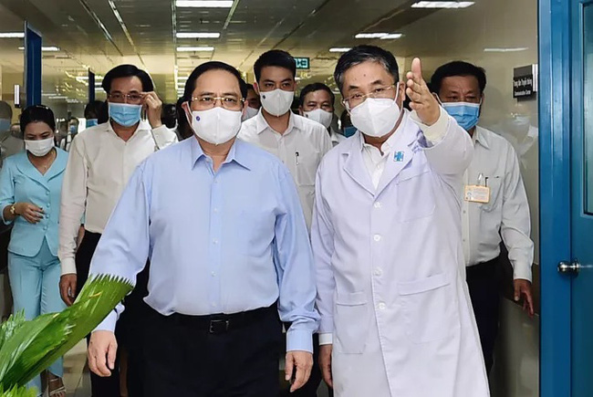 Thủ tướng Phạm Minh Chính kiểm tra công tác chống dịch ở TP.HCM hồi tháng 5/2021 - Ảnh: VGP