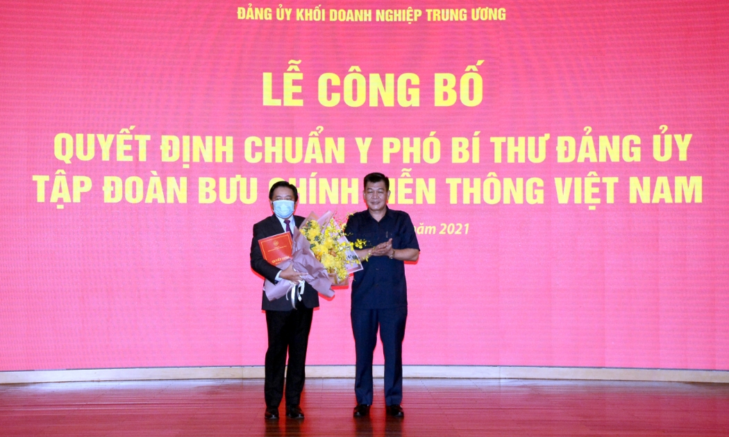 Ông Huỳnh Quang Liêm (trái) là Phó Bí thư Đảng ủy Tập đoàn VNPT nhiệm kỳ 2020-2025.