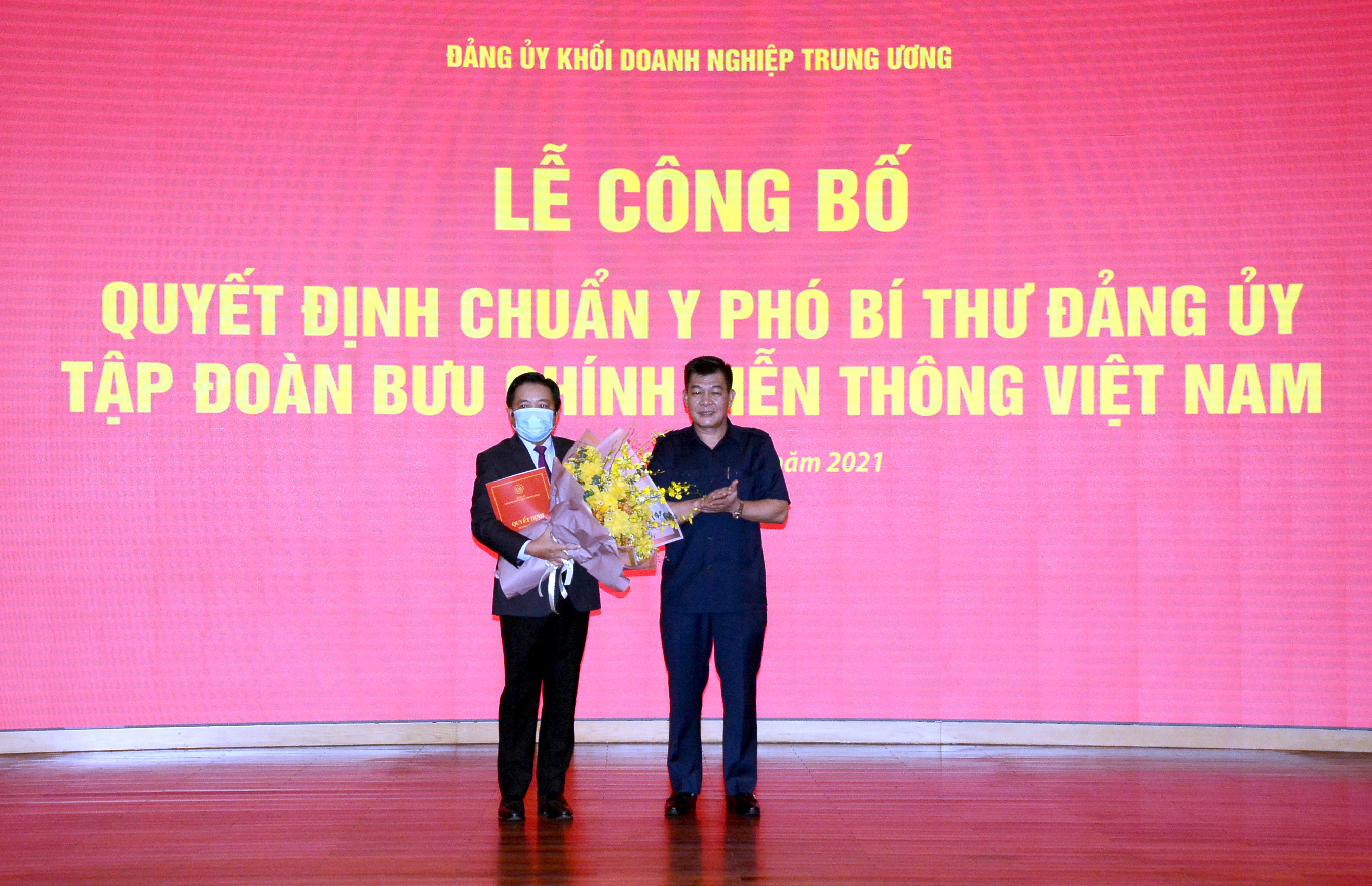 Ông Huỳnh Quang Liêm (trái) là Phó Bí thư Đảng ủy Tập đoàn VNPT nhiệm kỳ 2020-2025.