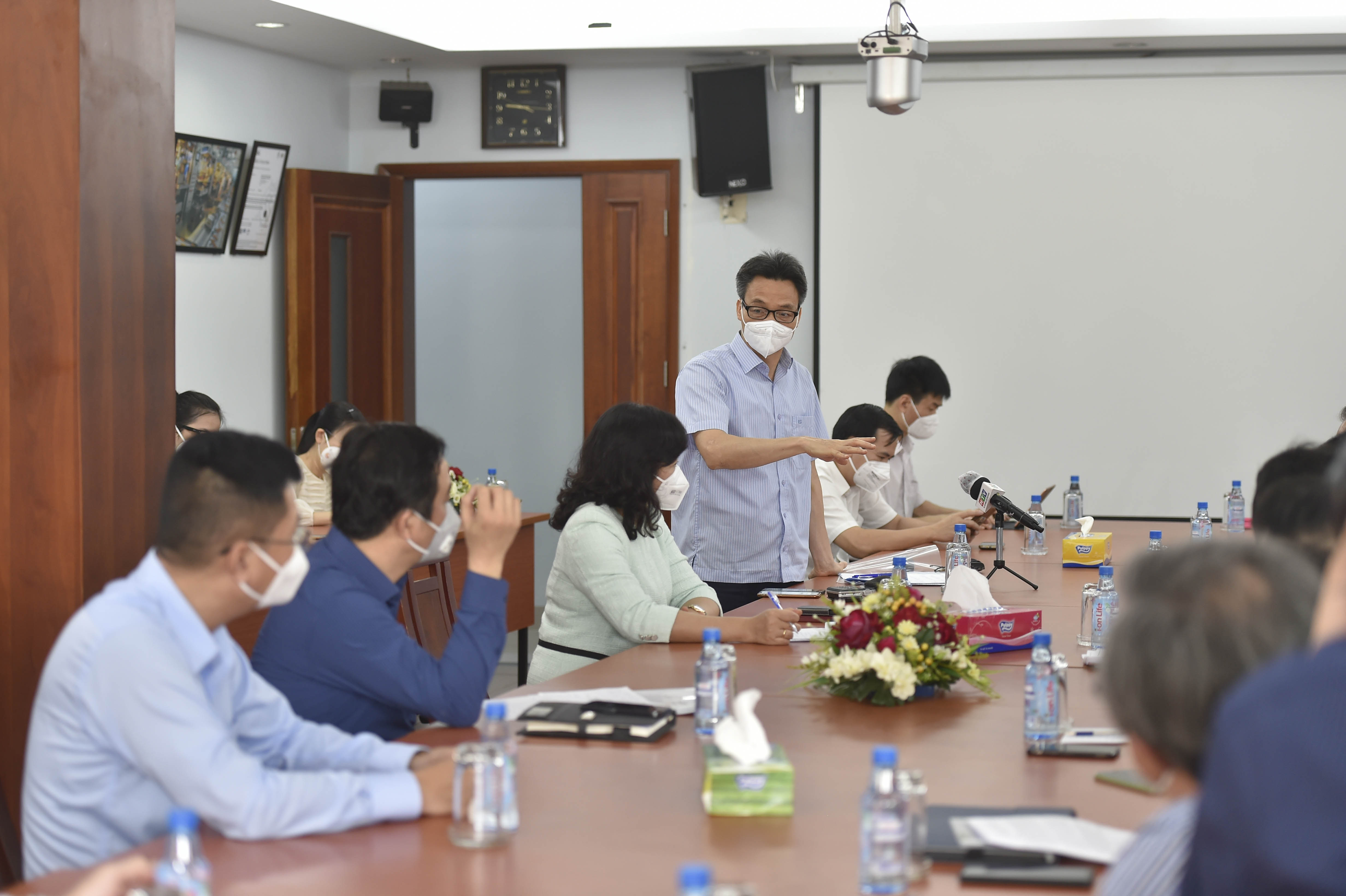 Phó Thủ tướng Vũ Đức Đam trao đổi với các doanh nghiệp tại buổi làm việc sáng 6/8. Ảnh - VGP. 