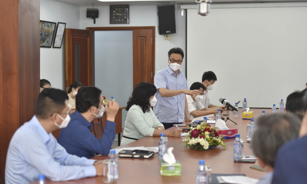 Phó Thủ tướng Vũ Đức Đam trao đổi với các doanh nghiệp tại buổi làm việc sáng 6/8. Ảnh - VGP.