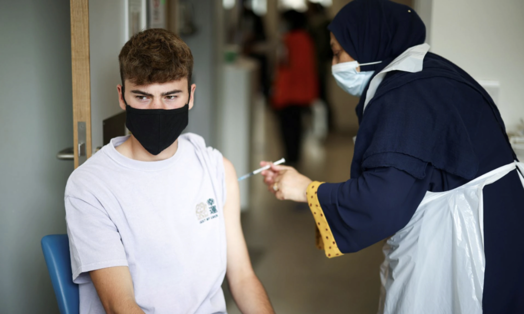 Tiêm vaccine Covid-19 của Pfizer tại một điểm tiêm chủng ở London, Anh, ngày 1/8/2021 - Ảnh: Reuters.
