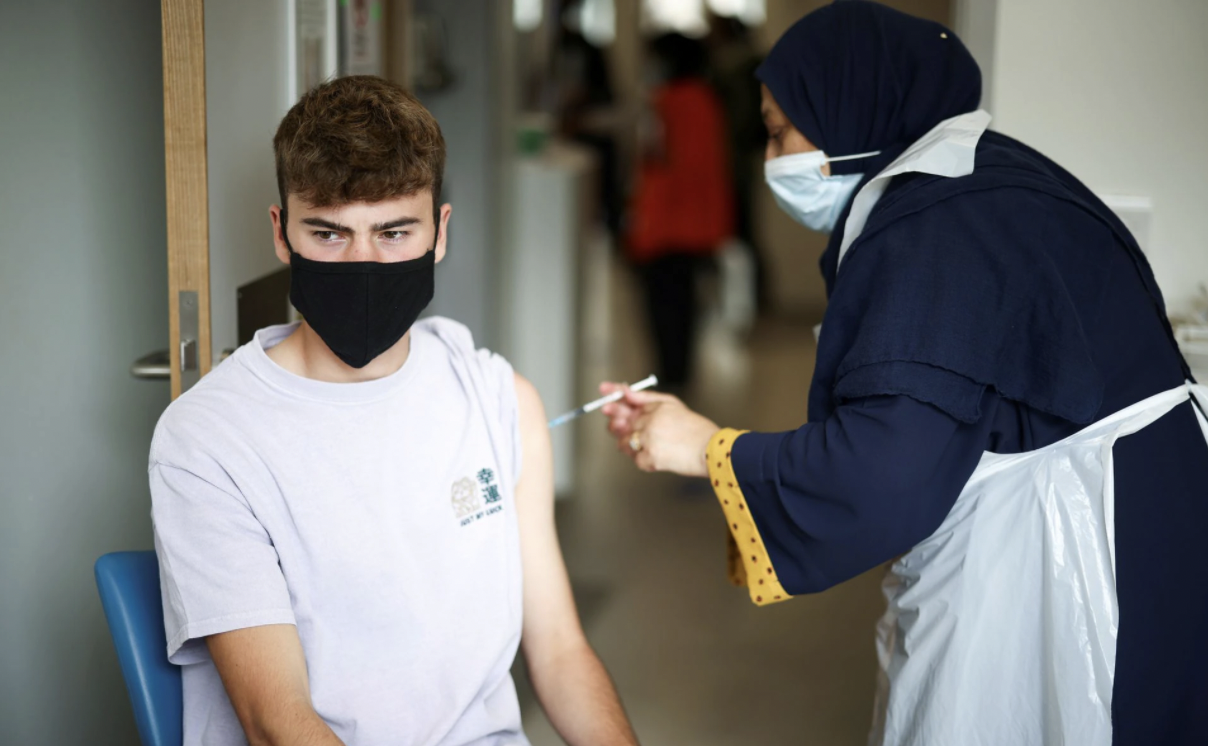 Tiêm vaccine Covid-19 của Pfizer tại một điểm tiêm chủng ở London, Anh, ngày 1/8/2021 - Ảnh: Reuters.