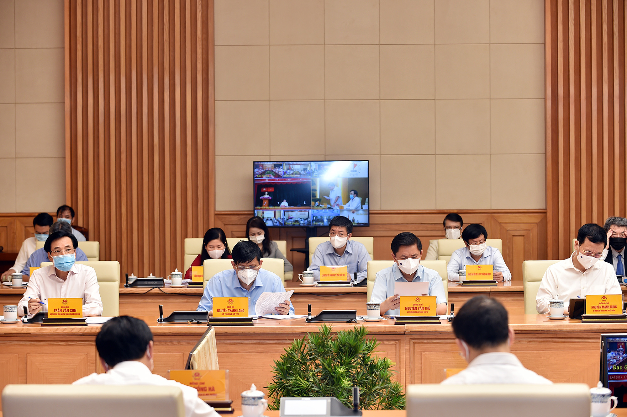 Toàn cảnh Hội nghị trực tuyến toàn quốc của Chính phủ với các doanh nhân, đại diện doanh nghiệp, các hiệp hội doanh nghiệp và bộ, ngành, địa phương .