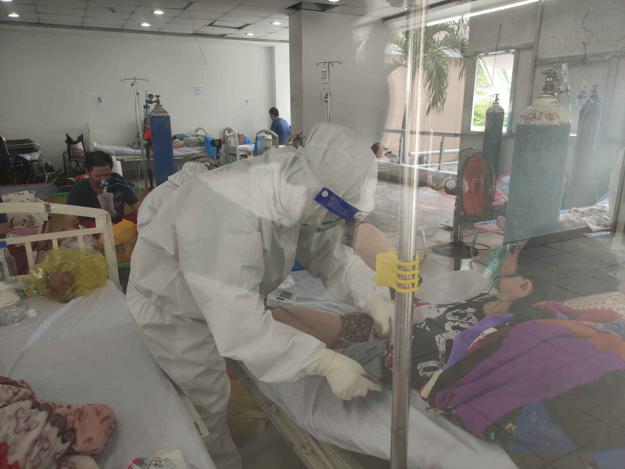 Bệnh viện dã chiến số 3 TP.HCM tăng số giường cấp cứu để kịp thời xử lý các tình huống chuyển nặng của bệnh nhân.