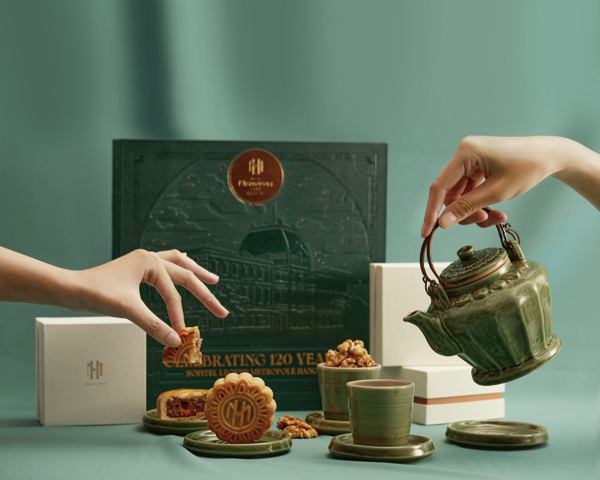 Sofitel Legend Metropole lu&ocirc;n tự h&agrave;o về những chiếc&nbsp;chiếc b&aacute;nh Trung thu được l&agrave;m thủ c&ocirc;ng, kh&ocirc;ng chất bảo quản mang hương vị truyền thống.