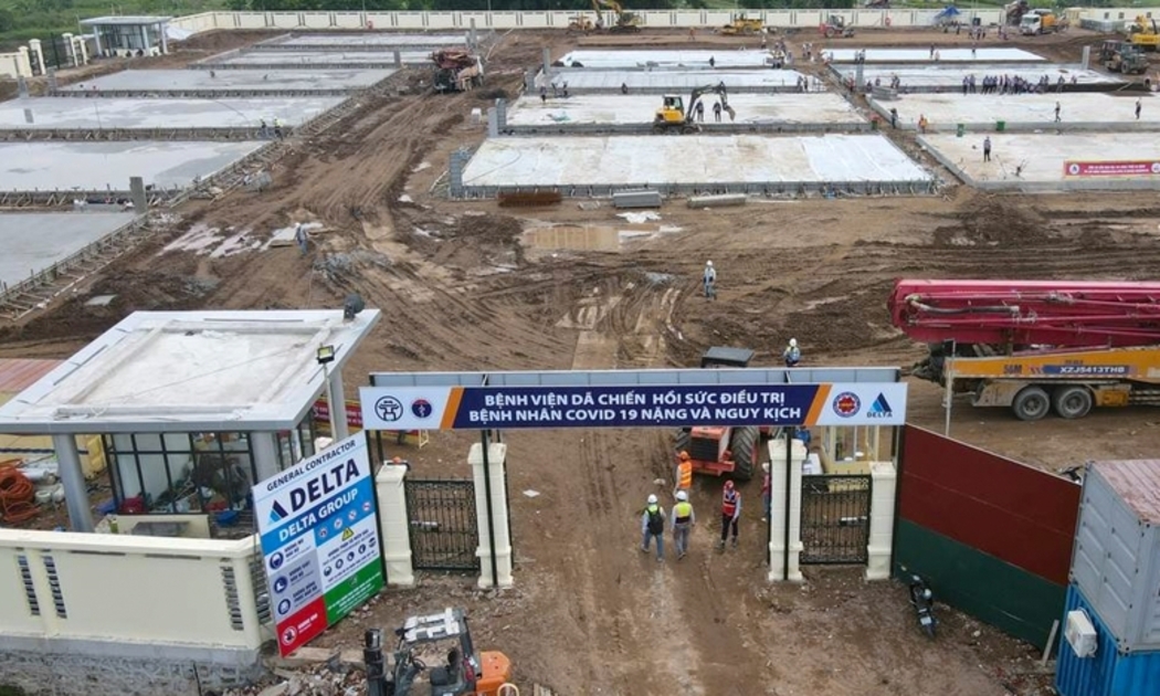 Bệnh viện dã chiến điều trị bệnh nhân Covid-19 tại quận Hoàng Mai đang được xây dựng. Ảnh - Tiến Đạt.