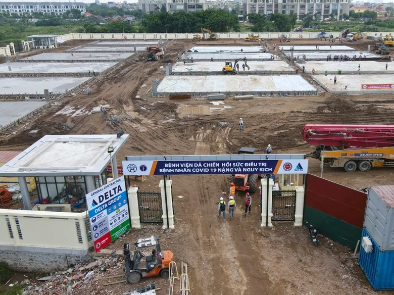 Bệnh viện dã chiến điều trị bệnh nhân Covid-19 tại quận Hoàng Mai đang được xây dựng. Ảnh - Tiến Đạt. 