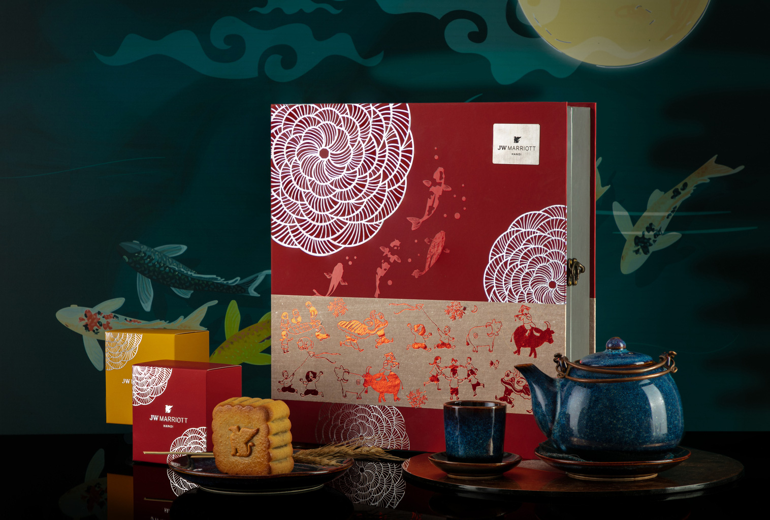 Ăn một miếng bánh Trung thu, thưởng thêm một tách trà cổ truyền cùng khách sạn JW Marriott Hà Nội.