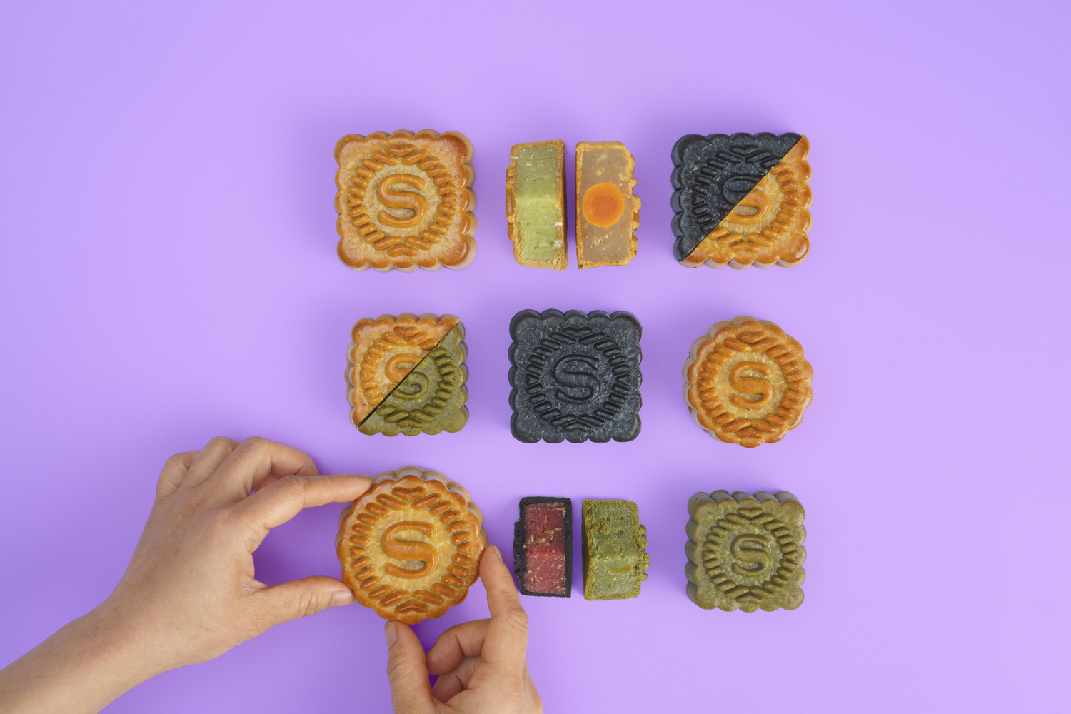 Bộ sưu tập b&aacute;nh trung thu năm nay của Sheraton H&agrave; Nội gồm s&aacute;u vị b&aacute;nh nướng thủ c&ocirc;ng độc đ&aacute;o.&nbsp;