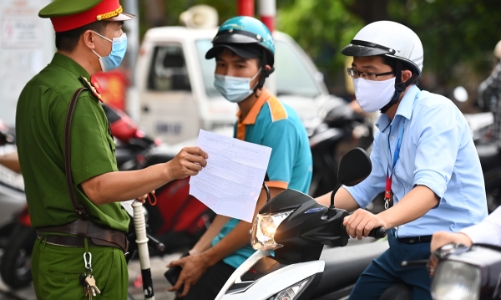 Hà Nội siết chặt cấp giấy đi đường, yêu cầu xuất trình cả lịch làm việc