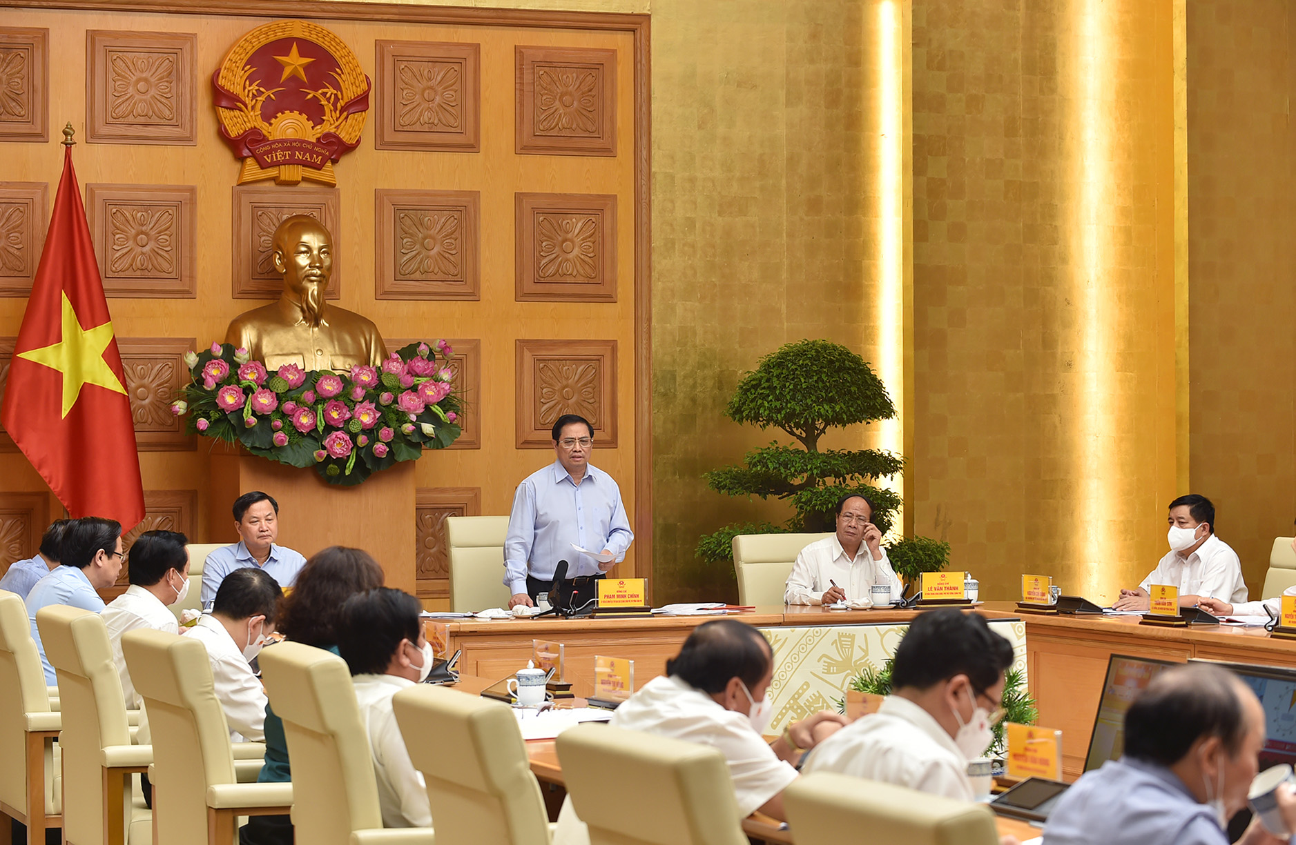 Hội nghị diễn ra trong bối cảnh dịch bệnh diễn biến phức tạp gây ảnh hưởng nghiêm trọng tới cộng đồng doanh nghiệp và người dân - Ảnh: VGP/Nhật Bắc