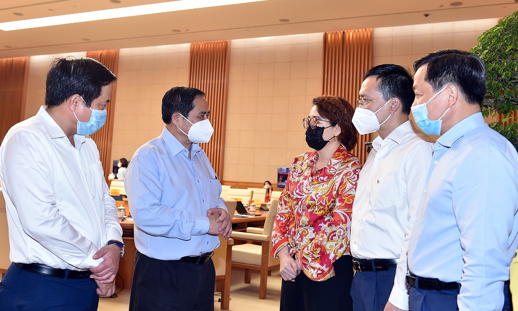 Thủ tướng Phạm Minh Chính trao đổi với đại diện doanh nghiệp tại hội nghị sáng 8/8 - Ảnh: VGP/Nhật Bắc