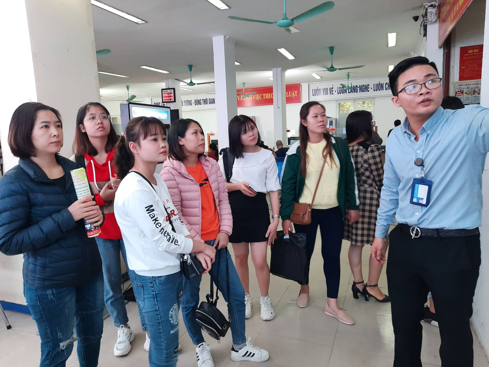 Người lao động được tư vấn, giới thiệu việc làm tại Trung tâm Dịch vụ việc làm Hà Nội. Ảnh - Thu Hiền. 