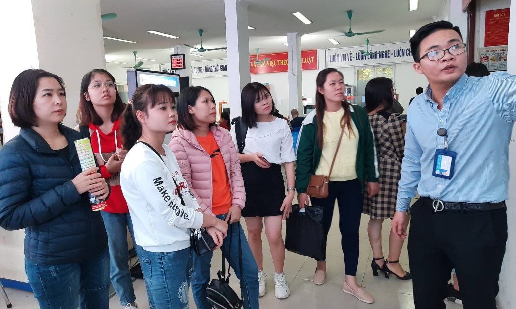 Người lao động được tư vấn, giới thiệu việc làm tại Trung tâm Dịch vụ việc làm Hà Nội. Ảnh - Thu Hiền.
