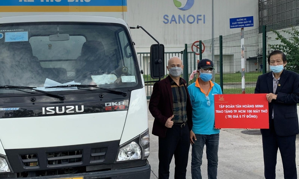 Đại diện Tập đoàn Tân Hoàng Minh trao tặng máy thở cho các cơ sở y tế phía Nam.