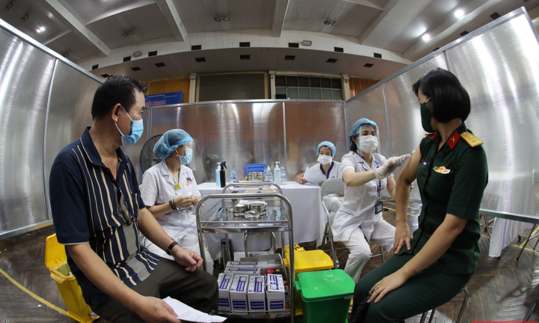 Hiện Việt Nam đang triển khai chiến dịch tiêm chủng vaccine có quy mô lớn nhất, mức độ rộng nhất trong lịch sử ngành Y. Ảnh: Phương Thảo