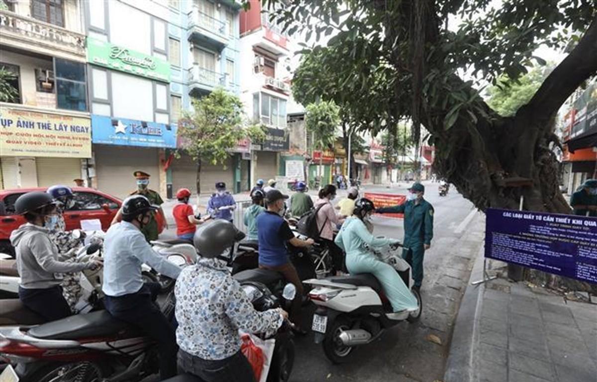 Hà Nội siết chặt công tác kiểm tra, giám sát tránh tình trạng người đi ra đường không cần thiết - Ảnh Sưu tầm