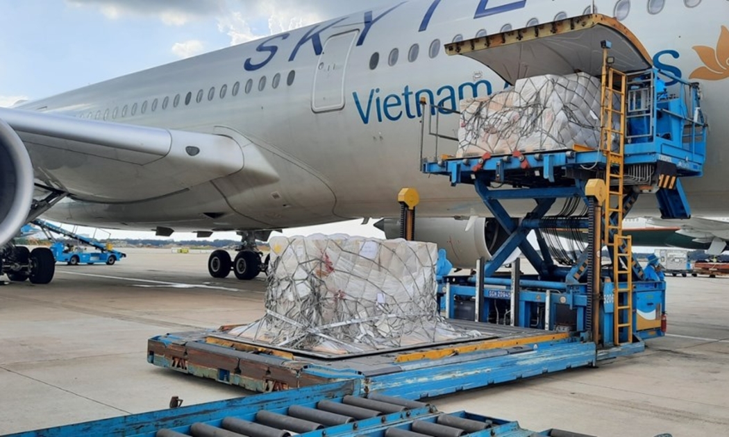Đây là lô hàng thứ 2 trong số 1 triệu bộ xét nghiệm nhanh do Đức tặng Việt Nam. 