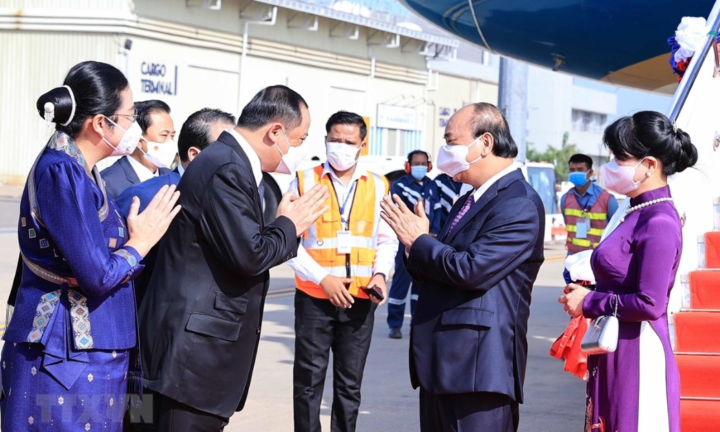 Chủ tịch nước Nguyễn Xuân Phúc, phu nhân cùng Đoàn đại biểu cấp cao Đảng và Nhà nước Việt Nam được đón tiếp nồng nhiệt khi tới Sân bay quốc tế Wattay, thủ đô Vientiane - Ảnh: TTXVN