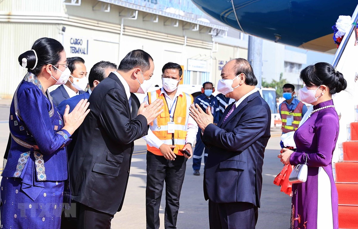 Chủ tịch nước Nguyễn Xuân Phúc, phu nhân cùng Đoàn đại biểu cấp cao Đảng và Nhà nước Việt Nam được đón tiếp nồng nhiệt khi tới Sân bay quốc tế Wattay, thủ đô Vientiane - Ảnh: TTXVN