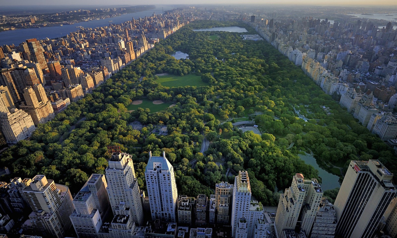 C&aacute;c t&ograve;a nh&agrave; c&oacute; tầm nh&igrave;n đắt gi&aacute; bao qu&aacute;t Central Park - một trong những c&ocirc;ng vi&ecirc;n giữa l&ograve;ng đ&ocirc; thị nổi tiếng nhất nước Mỹ.