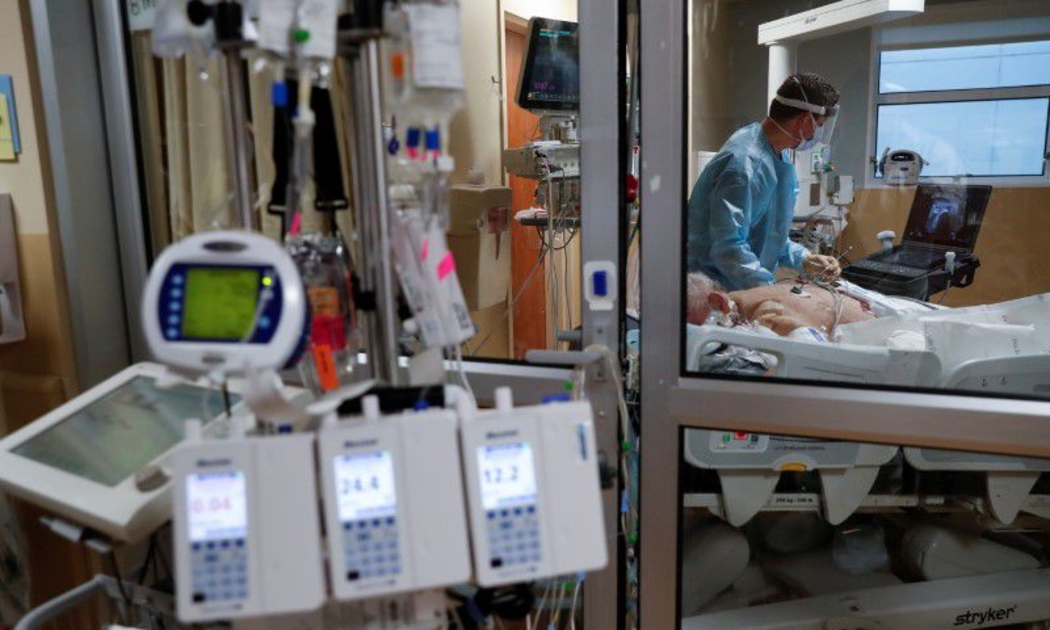 Một bệnh nhân Covid-19 nặng đang được điều trị trong phòng ICU ở Florida, Mỹ, tháng 2/2021 - Ảnh: Reuters.