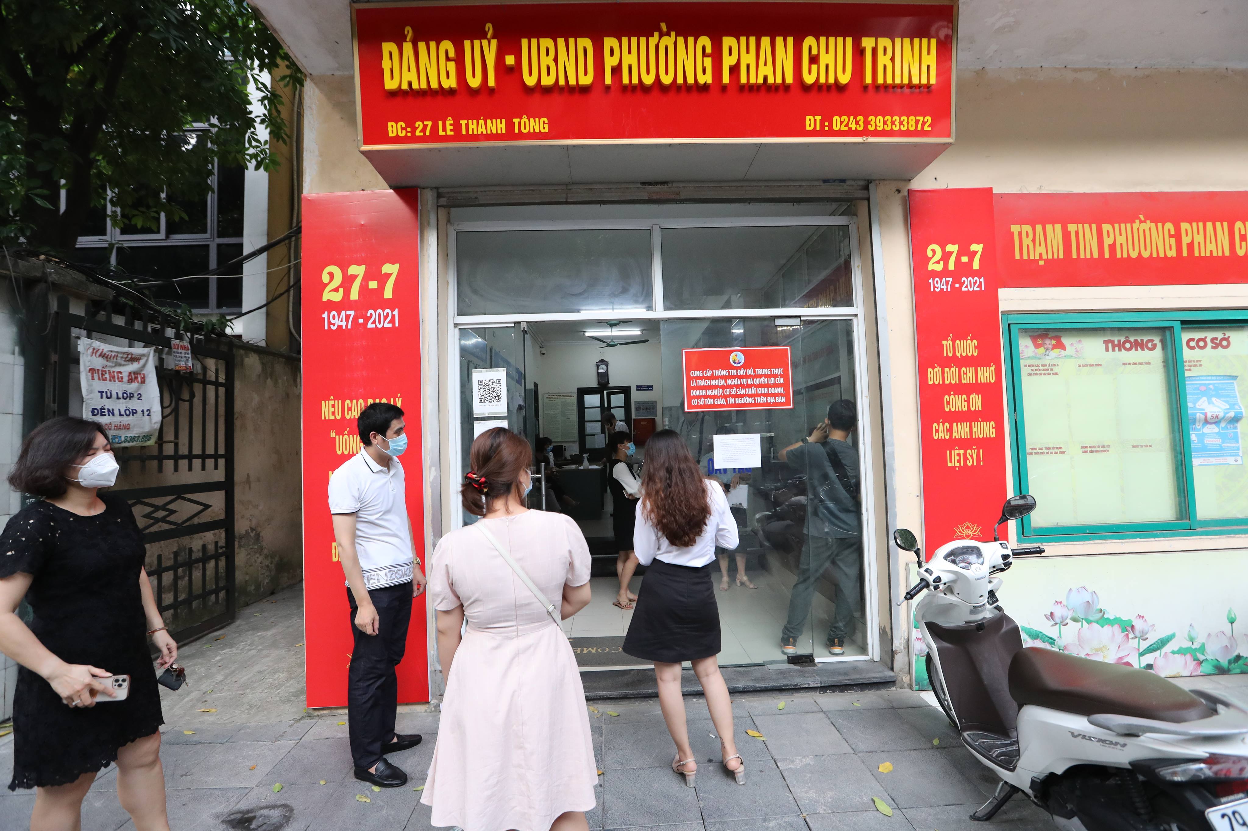 Người dân xếp hàng chờ xin giấy xác nhận của UBND phường chiều ngày 9/8. Ảnh: Phương Thảo.