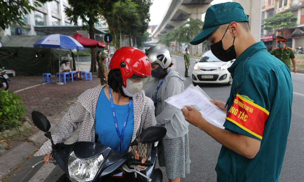 Hà Nội đã bỏ quy định người đi đường phải xuất trình lịch làm việc. Ảnh Phương Thảo.