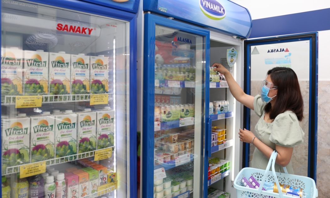 Với hệ thống 500 cửa hàng chính thức và gần 250.000 điểm bán trên toàn quốc - tại bất cứ đâu người tiêu dùng đều có thể mua được các sản phẩm Vinamilk mình yêu thích (Hình tư liệu).
