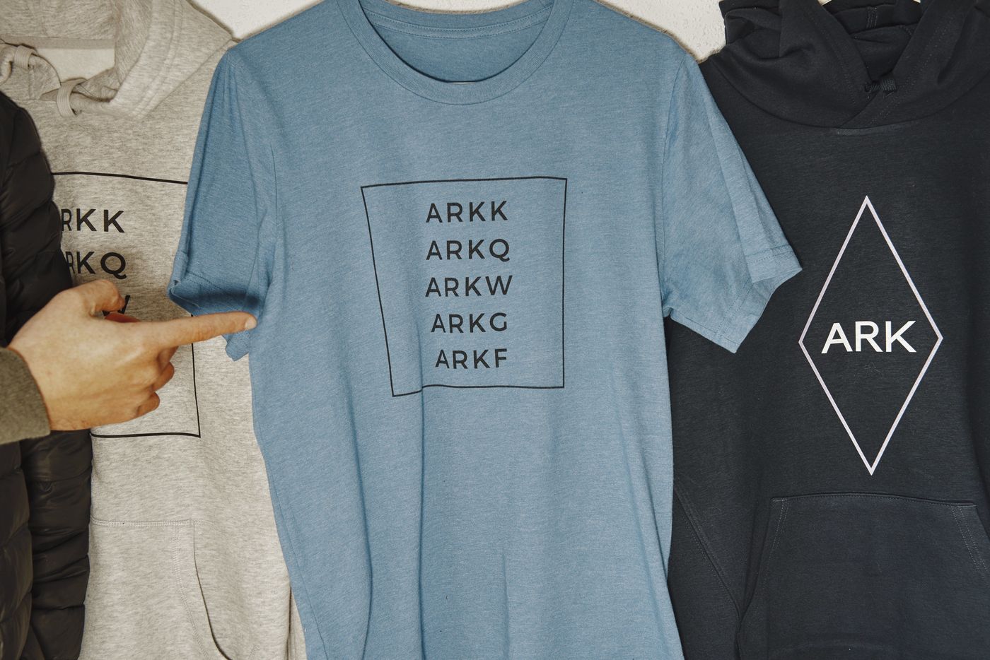 Người h&acirc;m mộ nh&agrave; quản l&yacute; quỹ Cathie Wood b&aacute;n những chiếc &aacute;o ph&ocirc;ng in d&ograve;ng chữ ARK, m&atilde; của c&aacute;c quỹ do b&agrave; s&aacute;ng lập v&agrave; quản l&yacute; - Ảnh: WSJ.