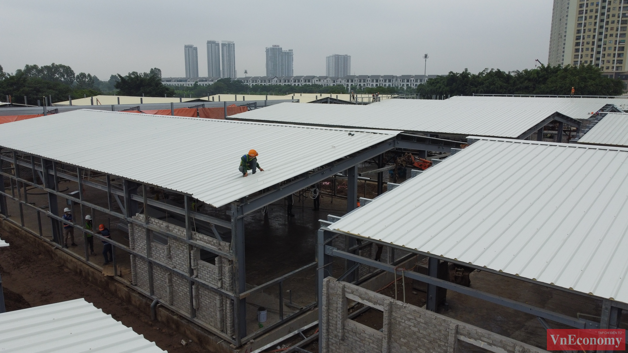 Đội ngũ ban chỉ huy công trường luôn túc trực, giám sát 24/24, kịp thời xử lý và chỉ đạo cho công nhân các vấn đề phát sinh, đảm bảo chất lượng và tiến độ đã đề ra.