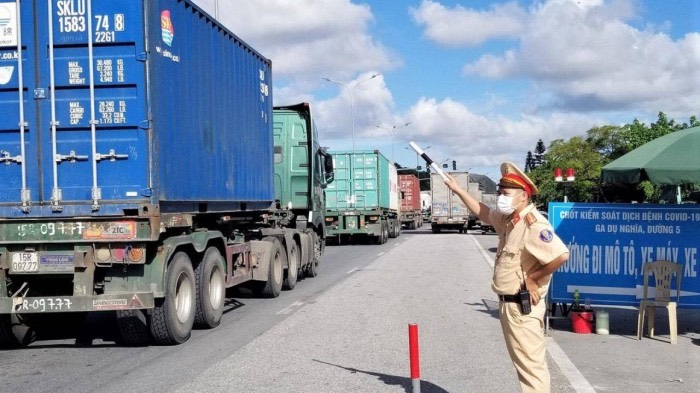 Một chốt kiểm so&aacute;t phương tiện giao th&ocirc;ng để ph&ograve;ng dịch Covid-19 - Ảnh: VGP
