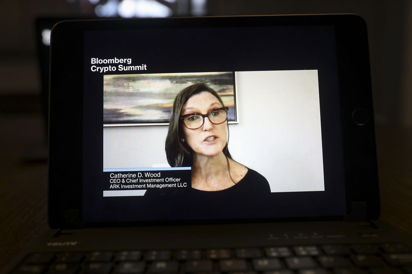 Bà Cathie Wood xuất hiện trong một chương trình của Bloomberg - Ảnh: WSJ.