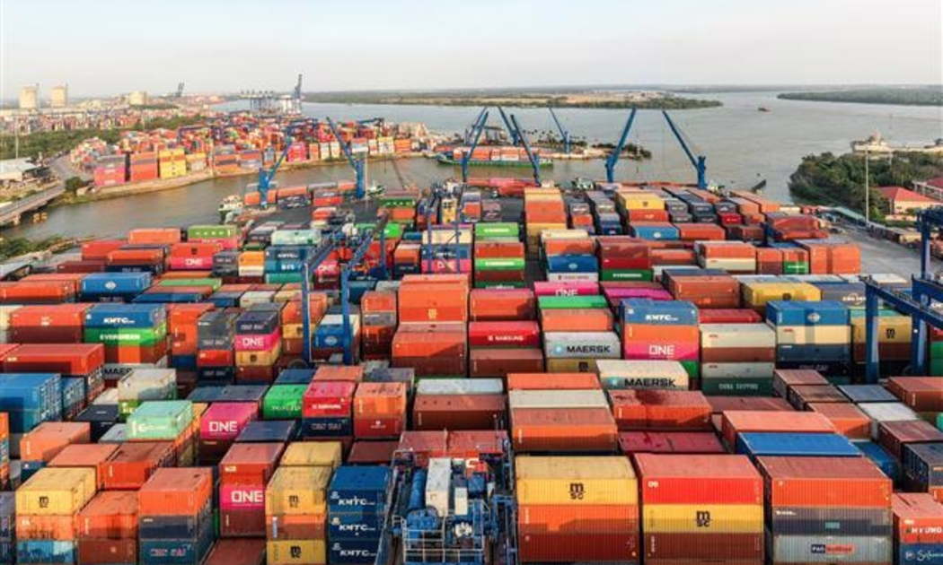 Cảng Cát Lái, TP. HCM trước tình trạng quá tải container do ảnh hưởng Covid-19.